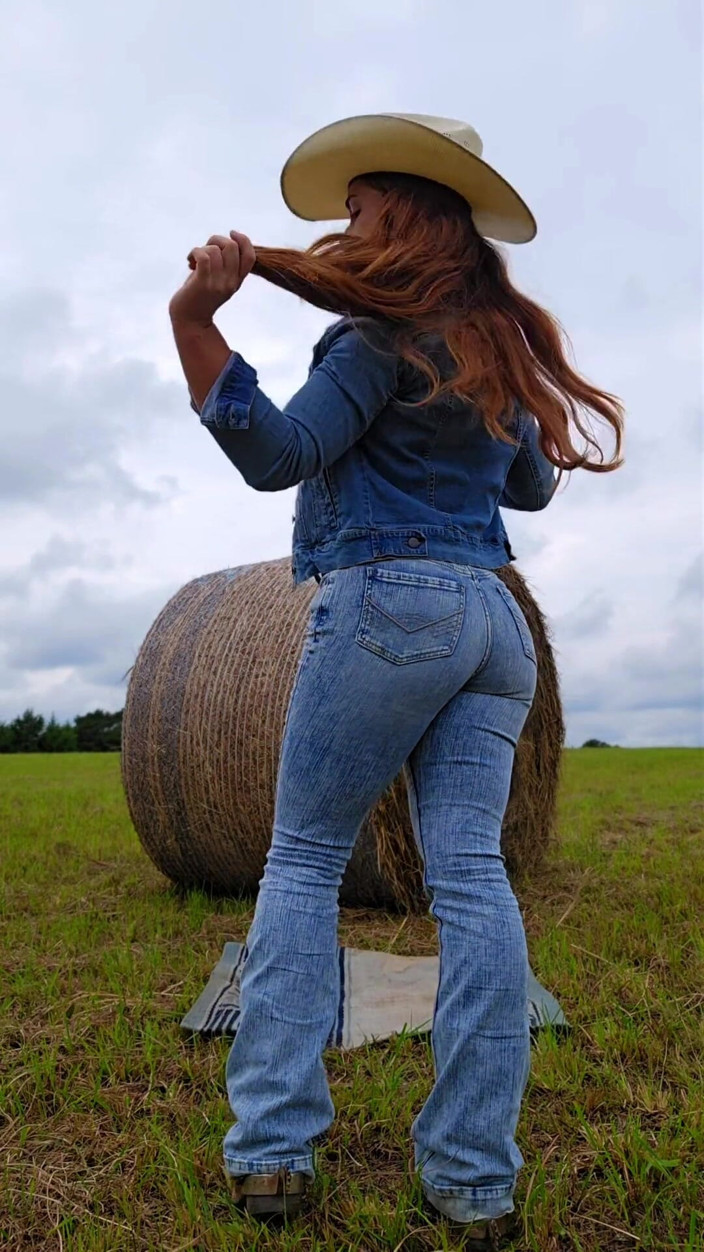 NaughtyRedFarmgirl: Босоніж наїзниця роздягається і шліфує каблук ніг, сквіртуючи по всьому тілу