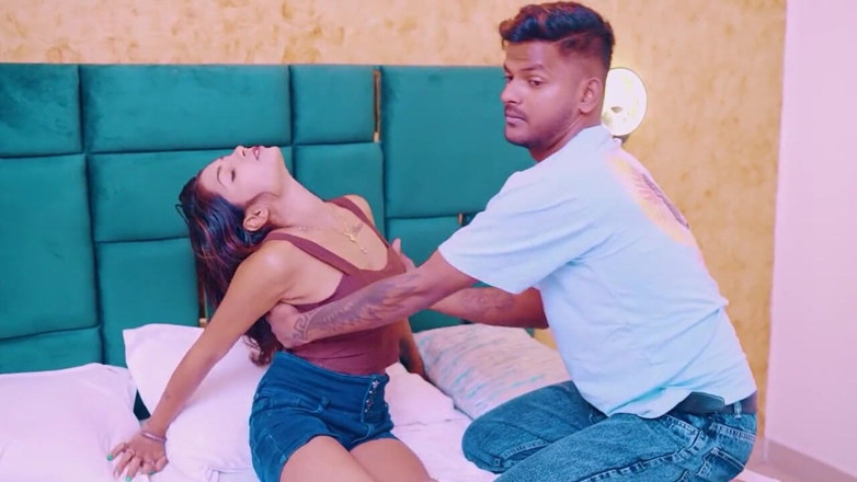 Mr Entertainer: Jovencita de 18 años seducida por su sirviente mientras estaba sola...