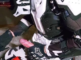 Sneakersmax98: Pemain motocross terangsang muncrat di helm pacar