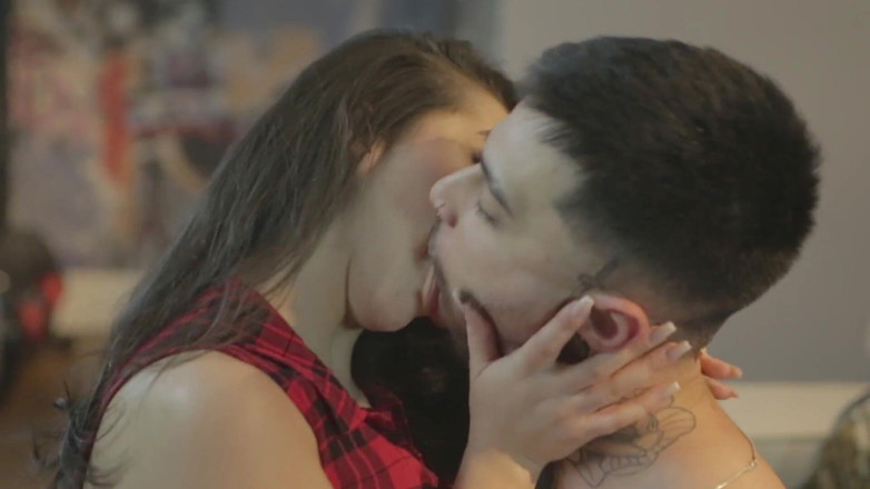 Docedeleite: คู่นางแบบเย็ดกันในห้องนั่งเล่น
