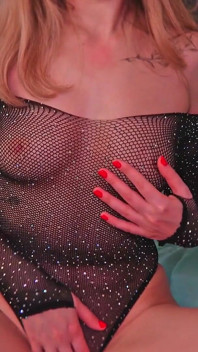 Piękno z uroczymi cyckami i piękną bielizną ogląda porno i pieści się