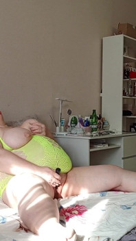 La suacera con la grande figa pelosa e le grandi tette