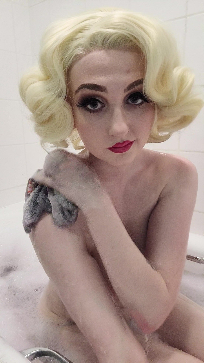 Em Yang: Nuka可乐女孩身体油漆去除和假阳具操逼