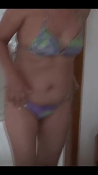 Mi esposa en la playa se muestra en bikini delante de mis amigos para excitarlos y follarla