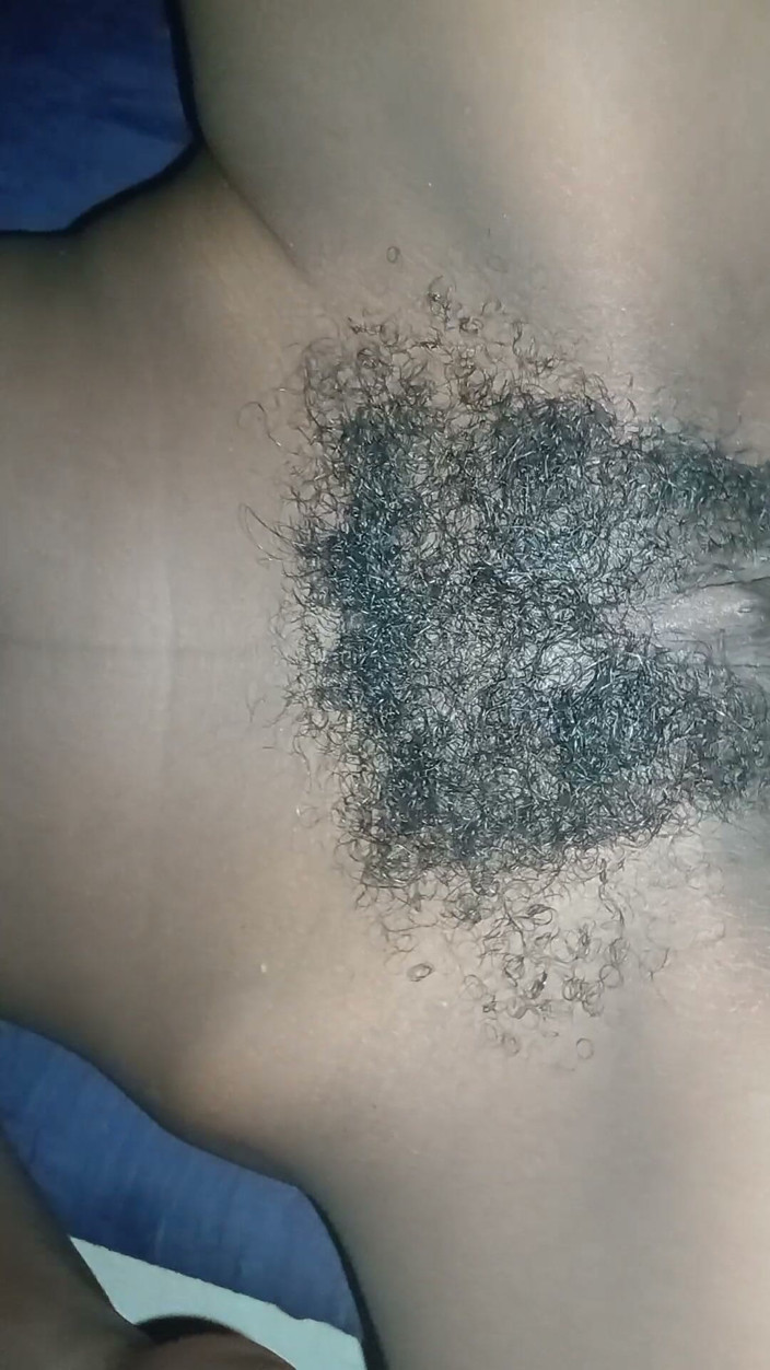Lezzycum: Une amie mince écarte sa chatte poilue pour la baiser par...