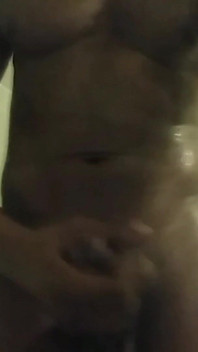 Nata4sex il mio corpo sexy e il cazzo duro si fa un bagno da solo