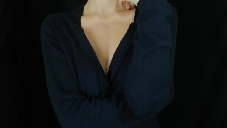 Nipple Stock: Țâțe umflate blânde în haine negre