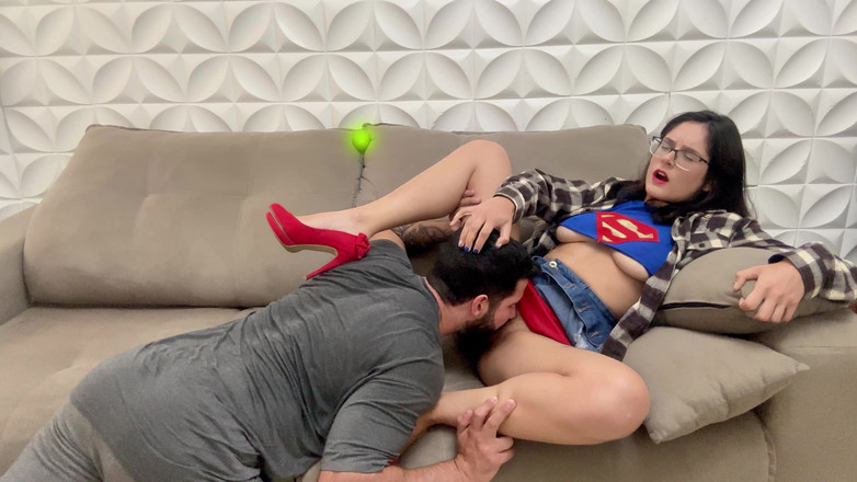 Shamelesscouple: सुपरगर्ल खोजी गई, उसकी चूत खाने का समय