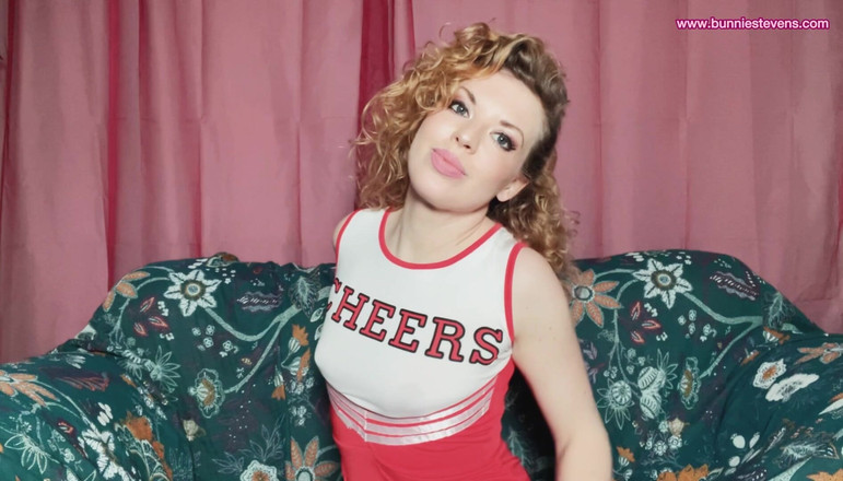 Bunnie Stevens: Cheerleader zelf slaan, strippen en solo spelen