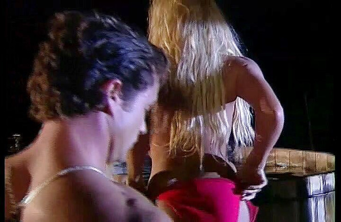 Perfect Porno: 큰 젖탱이와 완벽한 보지를 가진 두 명의 금발 수영선수