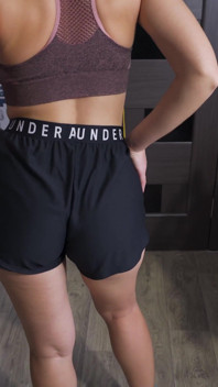 PAWG MILF škádlí její zadek ve sportovních Under Armor Kraťasy