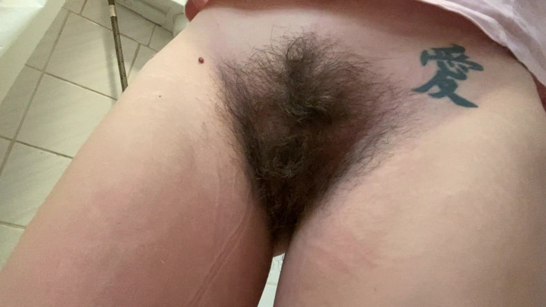 Cuteblonde666: Kencing pada awek berbulu tandas