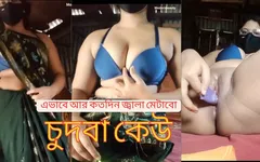 Bhabi en sari. Une jeune bhabhi desi sexy montre un porno naturel. Elle porte un sari vert après le bain et se doigte la chatte en montrant ses seins