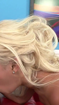 Bridgitte, salope sexy et excitée, se fait éjaculer sur ses gros seins naturels