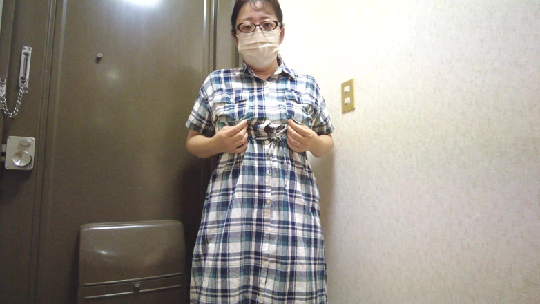 aika: ผู้หญิงที่แต่งงานแล้วช่วยตัวเองอย่างหลงใหลหน้าทางเข้า