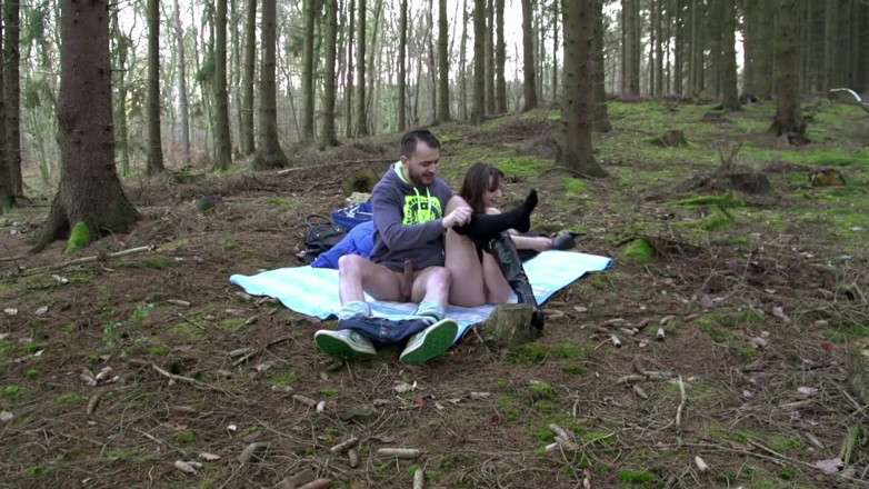Real Porn Amateur: Urocza brunetka z dużym tyłkiem uwielbia jebanie na świeżym powietrzu