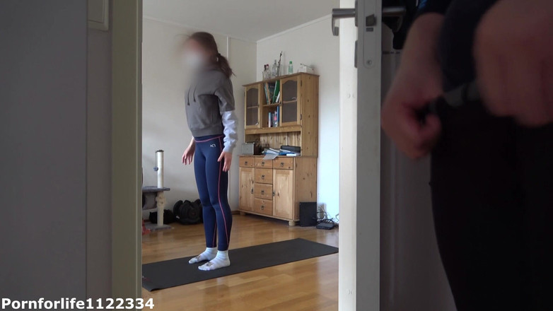 Pornforlife1122334: Eu amo assistir como minha meia-irmã está fazendo yoga e...