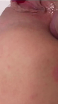 天然巨乳淫娃荡妇在狂野的双插中大战两根大鸡巴