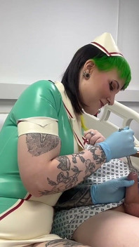 Verpleegster Ruby's klinkende examen - de kleine plasbuis van haar patiënt