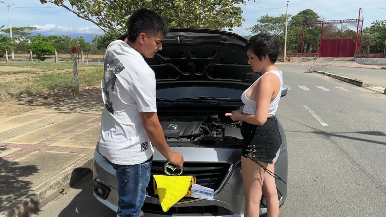 ManuelaAlvarez: 車が立ち往生している女の子を見つけたので、その代わりに彼女を助けることにしました 彼女は私を彼女のアパートに連れて行き、私にセックスさせてくれました