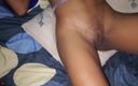 Lovely pussy: Une femme noire sexy hurle si fort en doigtant sa...