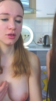 Tóc vàng vs. brunette: đút sâu vào cổ họng bộ đôi & đụ vú