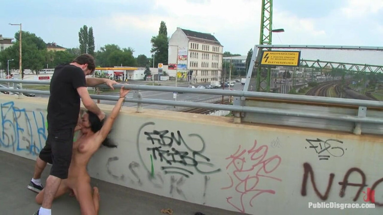 Public Disgrace by Kink: 世界的に有名なドミナトリックスがひざまずき、ヨーロッパの街を裸で這い回る