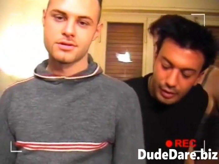 DudeDare: Tentador sexo em grupo gay pego em fita