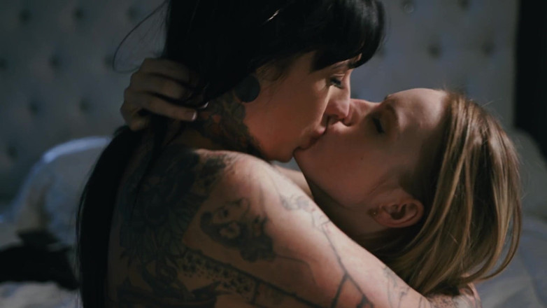SweetheartVideo: Kissing Lesbians