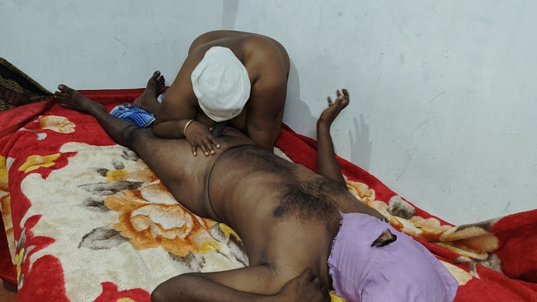 Santhi89: Tamilische akka kalla fickt zu hause nur heißes und schönes...