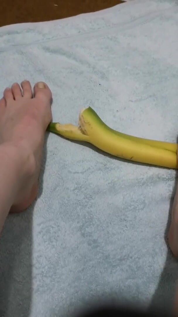 Erotic college: My roommate like eat bananas after video