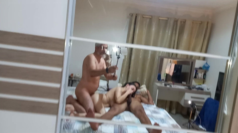 Jollyfuckingoldman: ผัวเข้าร่วมกับควยใหญ่ผิวดําและเมีย ตอน 1