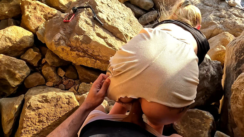 MaskCouple: Follando en la playa - ¡coño goteando duro!