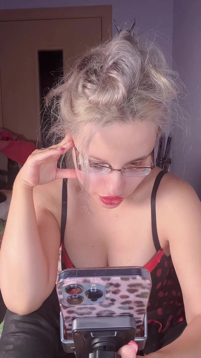 FinDom Goaldigger: Adicción a las tetas no desnudas