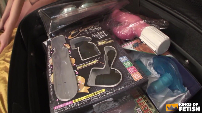 Pure Japanese adult video ( JAV): Una ragazza arrapata giapponese si fa sbattere la figa da...
