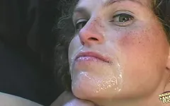 Grande morena de olhos verdes faz garganta profunda e leva pau grande no estilo anal no sofá