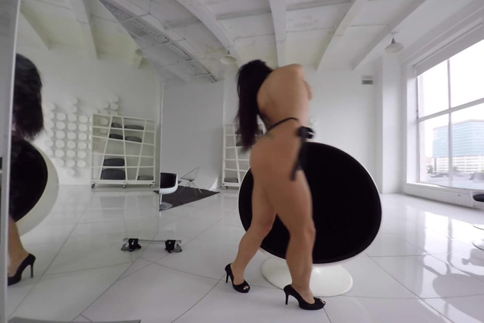 StasyQVR: Fit morena tatuada sexy striptease