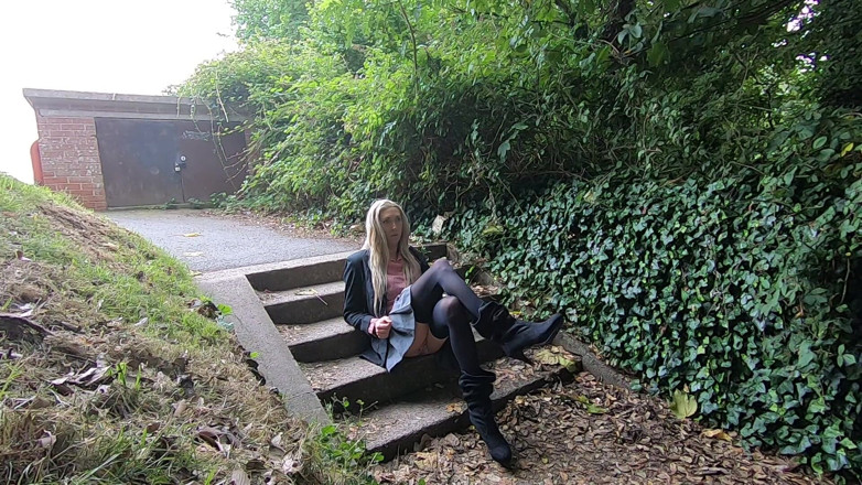 The Midnight Minx: College slut waiting for boyfriend.