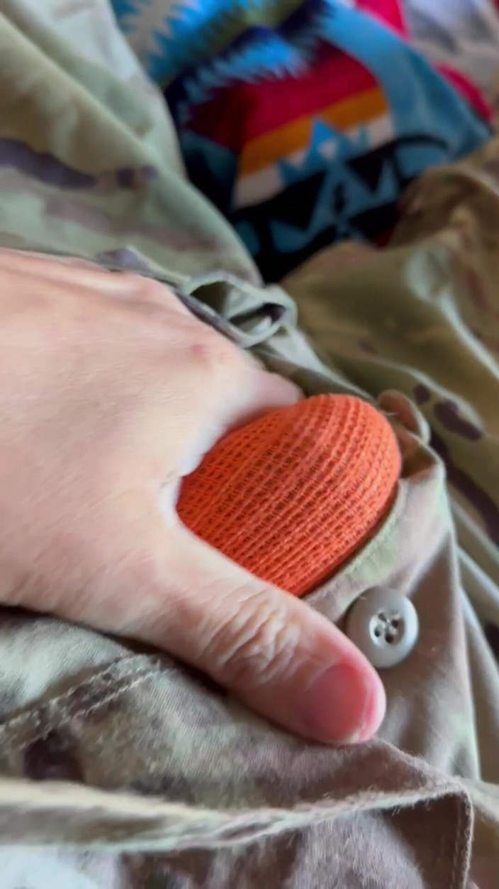 Gay Soldier Stuff: Armádní voják si to dělá v oranžovém jocku, který měl...