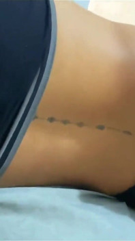 Latina com uma bunda bonita recebendo o pau do vizinho enquanto seu marido não está em casa