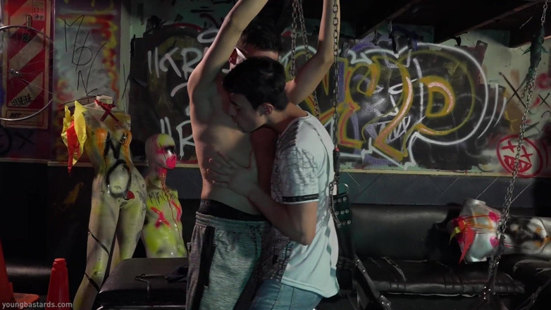 Kinky Twink: Ham oğlanın amına tıkılmış