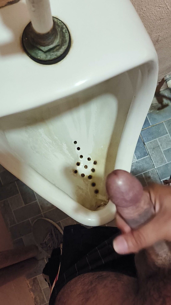Cute boy jerks off: Man Jerks off at Work and Wants to Find Someone...