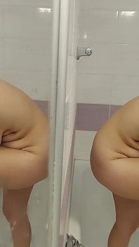 Seksi amatör evli kadın bacaklarını tıraş ediyor. Latin amcık kılı, büyük memeler, büyük göt