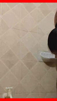 Coppia calda fa sesso in bagno