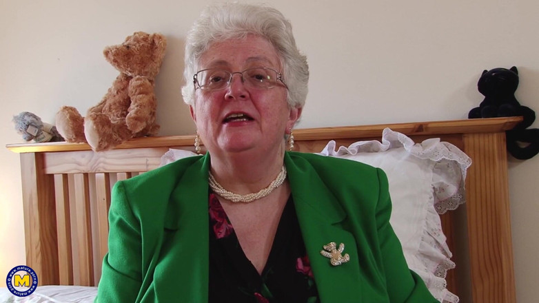 Mature Solo NL: 털이 무성한 보지를 문지르고 장난감으로 젖어