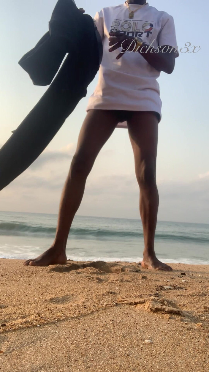 Dickass3x: Stále na pláži a dobře se baví sama