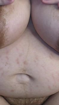Milchige mari masturbiert ihre sehr haarige muschi und melkt ihre großen möpse