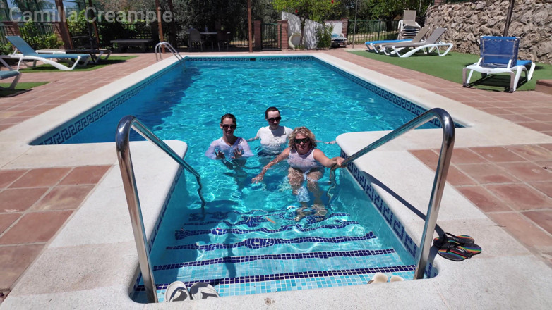 Camilla Creampie Girls: Lésbicas de camiseta molhada na piscina