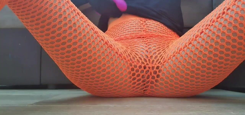 Putana dreams: Tvrdá masturbace v legínách. Teenka hodně stříká
