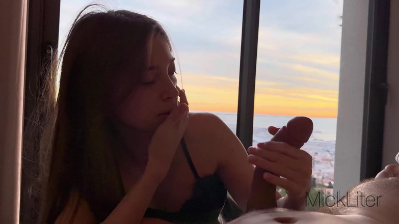 Mick Liter: 第一人称视角假装是她的男朋友，她吮吸了我